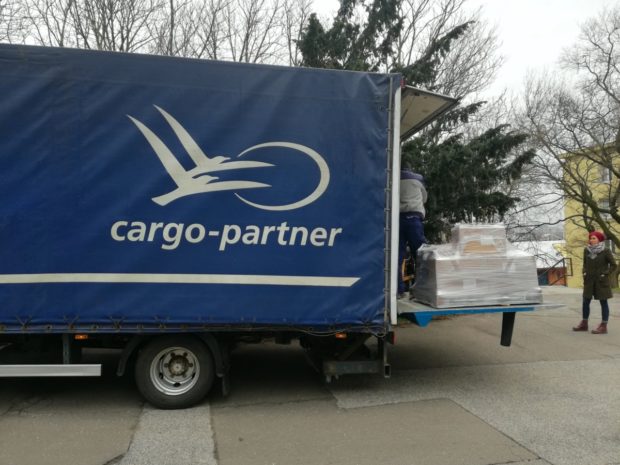 cargo-partner daroval 1160 párov obuvi na dobročinné účely